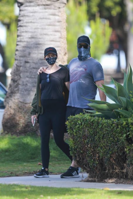 Katherine Schwarzenegger and Chris Pratt – Goes out for a morning walk in Santa Monica