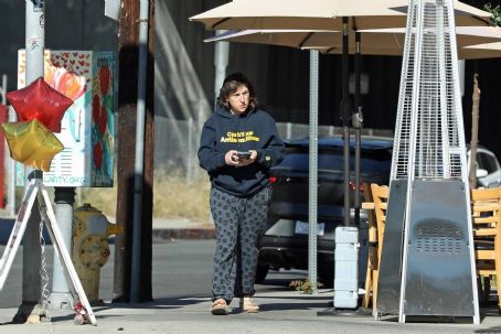 Mayim Bialik – Out In Los Angeles - FamousFix