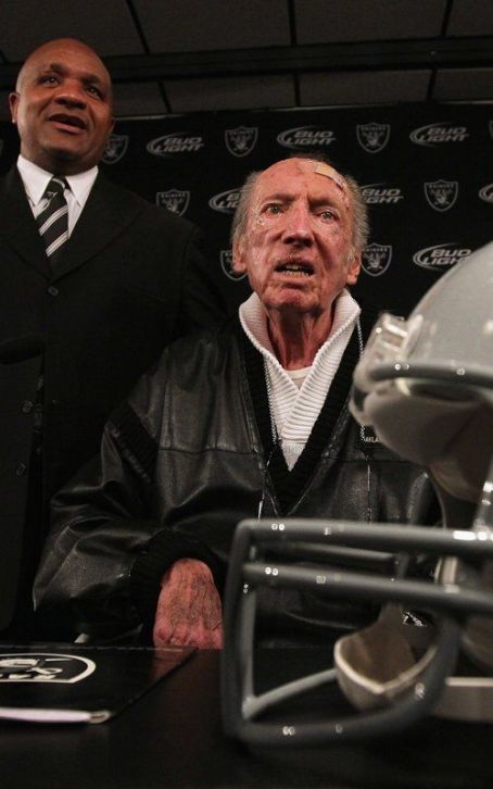 Legendary NFL Owner Al Davis Dies at Age 82 - FamousFix