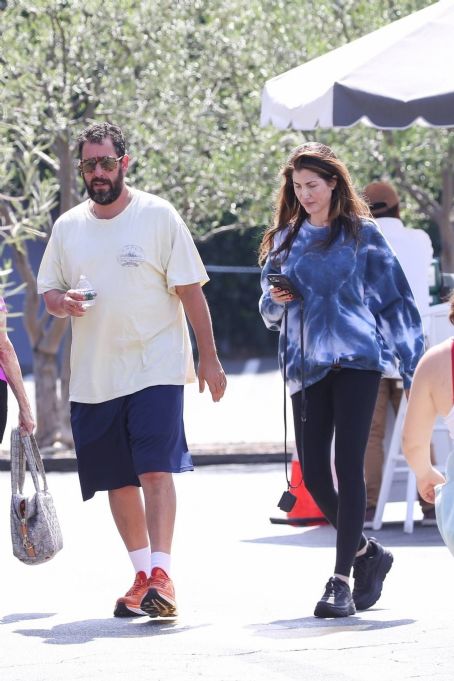 Jackie Sandler – Steps out for breakfast at the Country Mart in Brentwood