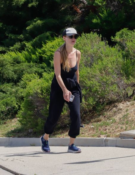 Joanna Krupa – Steps out for a walk in Los Angeles