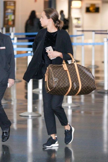 Alicia Vikander Jfk Airport October 31, 2017 – Star Style