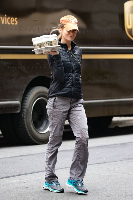 Renee Zellweger – Doing a coffee run at a local Starbuck in New York