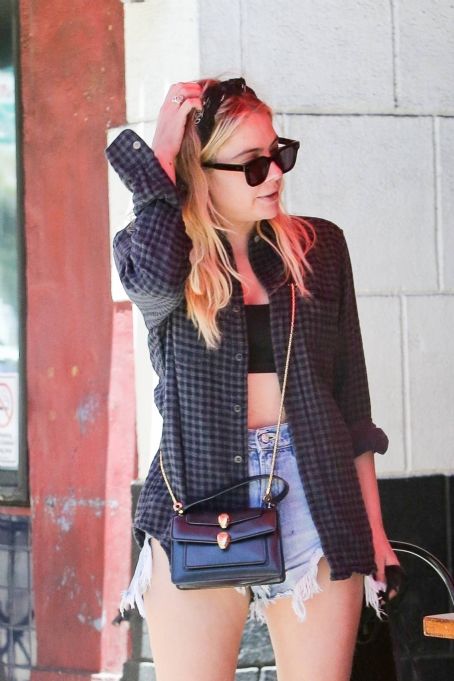 Ashley Benson – Lunch with a friend in Los Feliz | Ashley Benson