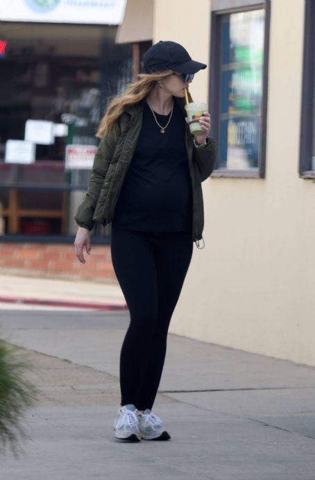 Katherine Schwarzenegger – With sister Christina in Los Angeles