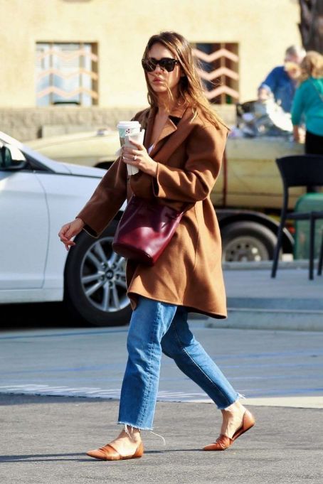 Jessica Alba On a Coffee Run Palm Springs November 18, 2018 – Star Style