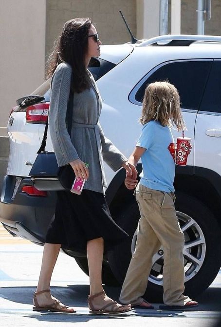 Angelina Jolie walks with daughters in Los Angeles (August 18, 2017)