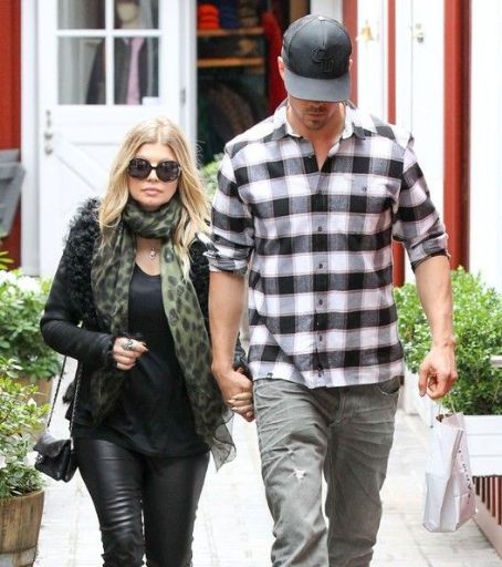 Fergie and Josh Duhamel enjoy breakfast at the Brentwood Country Mart