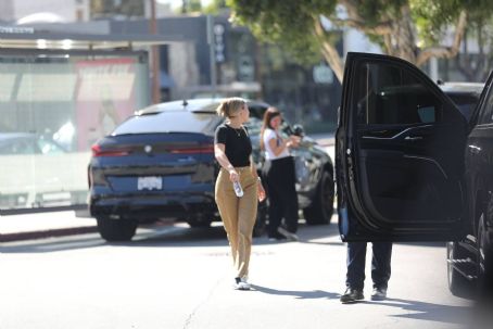 Sofia Richie – Enjoys lunch with her friends in Los Angeles