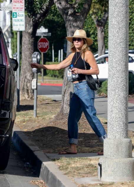 Jennifer Aniston – Exits a hair salon in Beverly Hills | Jennifer