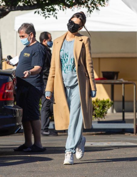 Emily Ratajkowski – Wearing a winter coat at Gelson’s market in Los