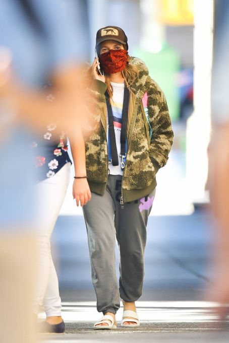 Drew Barrymore – Chats on her phone in New York