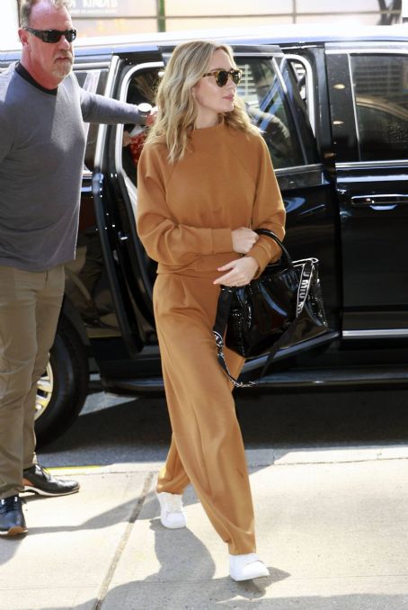 Emily Blunt – Arrive at the Drew Barrymore show in New York