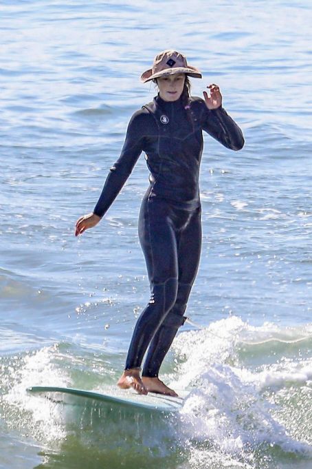 Leighton Meester – Solo surf in Malibu - FamousFix