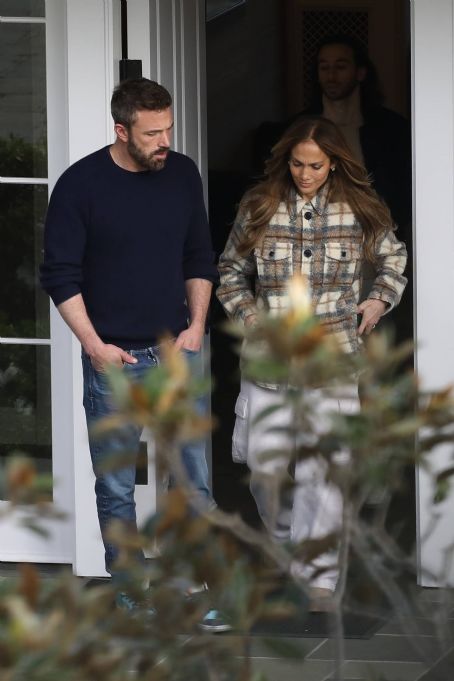 Jennifer Lopez – With husband Ben Affleck continue to look for their Home in Palisades