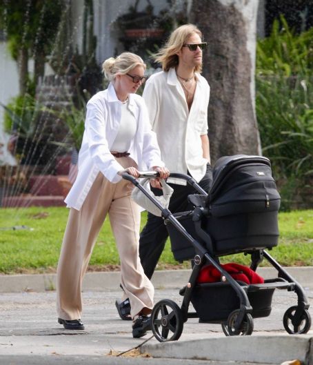 Elsa Hosk – Seen with her family in Los Angeles