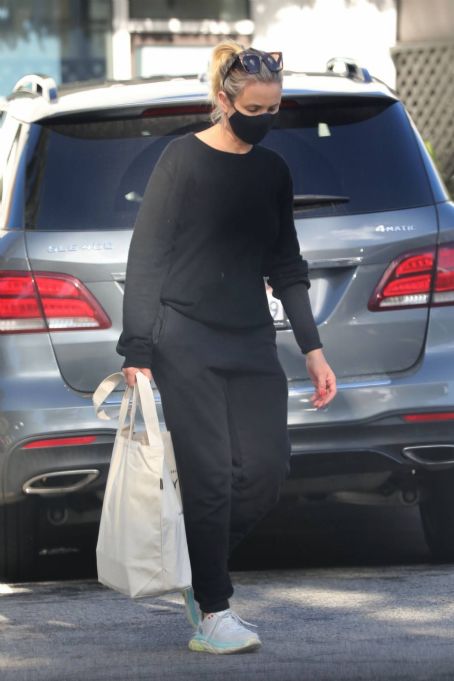Cameron Diaz – In all-black running errands in Bel Air | Cameron Diaz