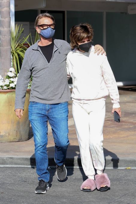 Lisa Rinna With Her Husband Harry Hamlin Lunch Together In Los Angeles Lisa Rinna Picture