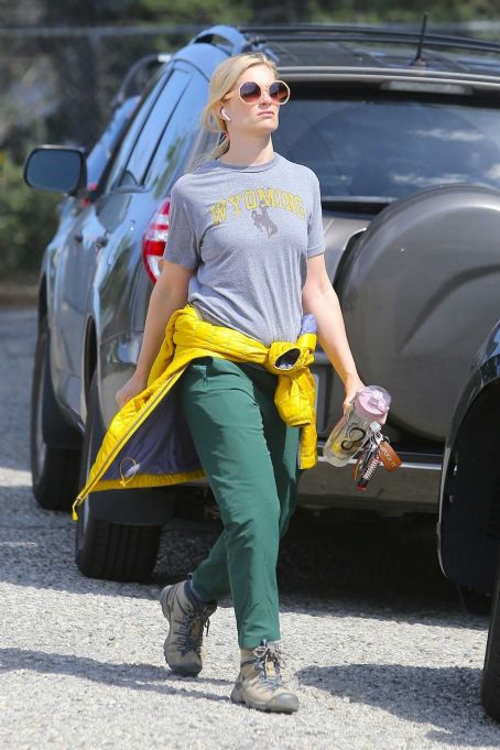 Beth Behrs – Out in the Hollywood Hills