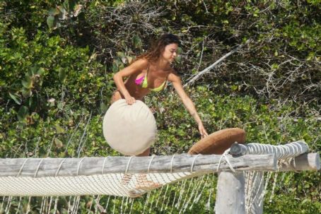 Thaila Ayala with Renato Goes – Relax on the beach in Tulum