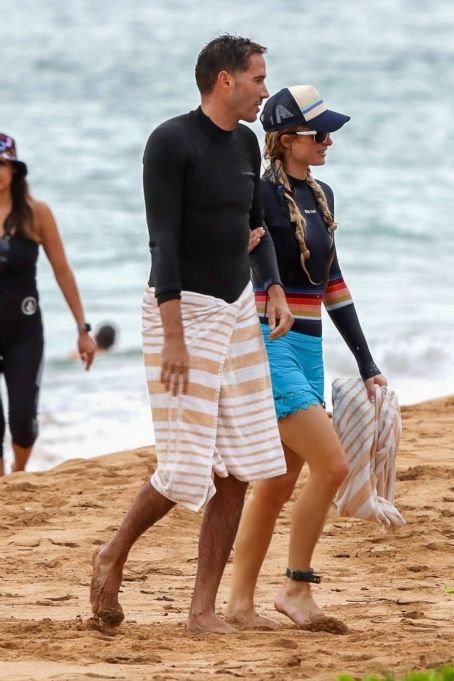 Paris Hilton – With Carter Reum share the PDA in Maui