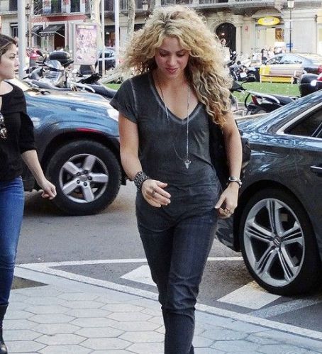 Shakira: out and about - FamousFix