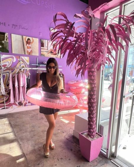 Claudia Romani – Posing at Cupshe Miami Beach pop up store