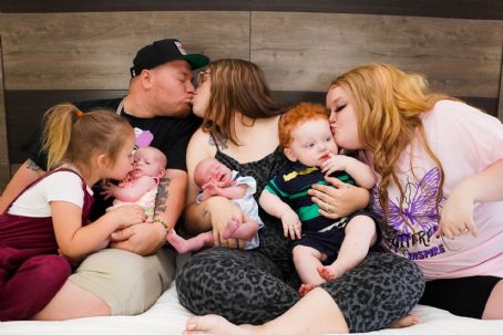 Lauryn 'Pumpkin' Shannon Introduces Newborn Twins with Family Photo Featuring Alana 'Honey Boo Boo' Thompson