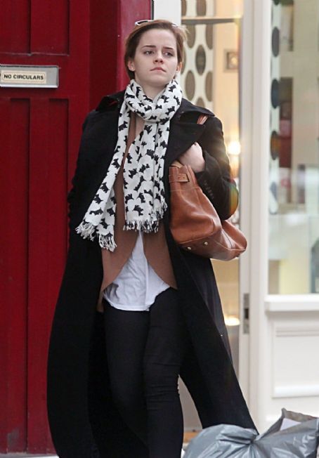 Emma Watson grabbed an early lunch with some pals today, September 7 ...