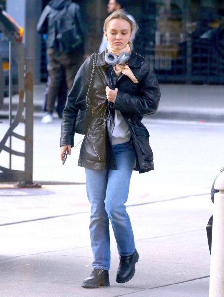 Lily Rose Depp – Outside of JFK airport in New York | Lily-Rose Depp