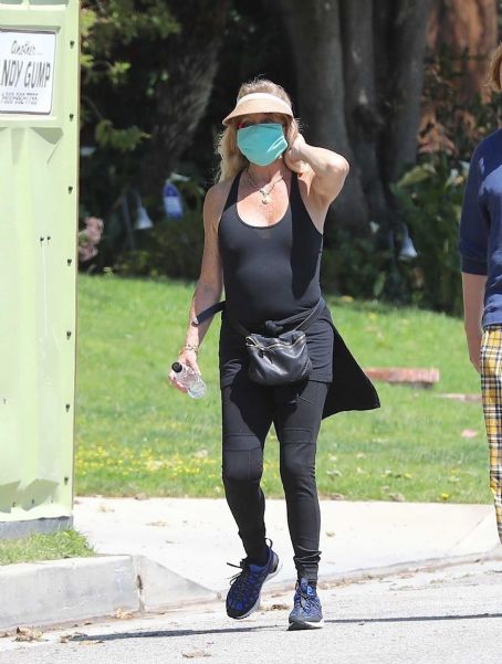 Goldie Hawn – Goue out for walk in Brentwood - FamousFix