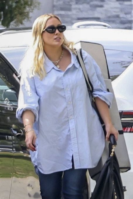 Hilary Duff – Seen at her kids’ soccer game in Los Angeles - FamousFix