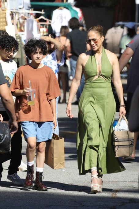 Jennifer Lopez – Shopping at the Flea Market in LA