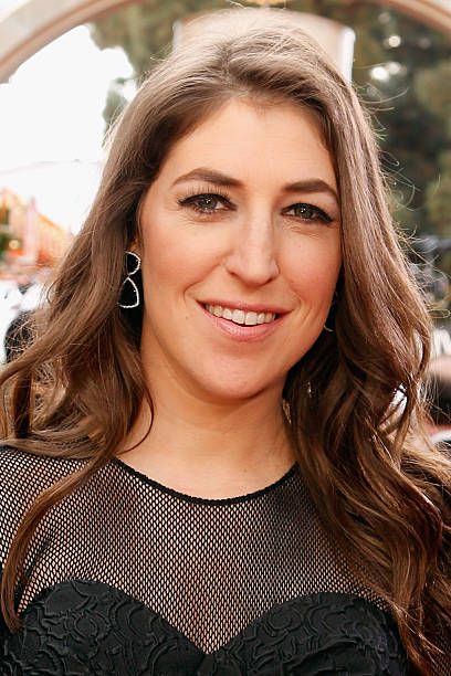 Mayim Bialik - The 71st Annual Golden Globes - Arrivals (2014) | Mayim