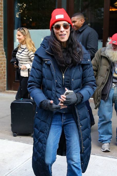 Sarah Silverman – Goofs around for the cameras in New York
