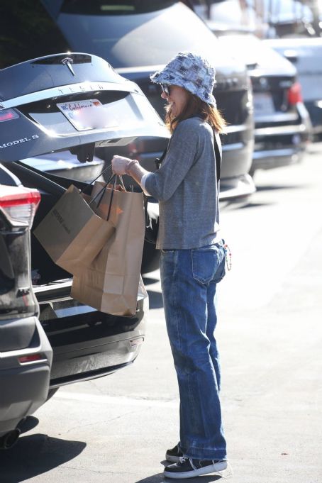 Alyson Hannigan – Shopping trip at Country Mart in Brentwood