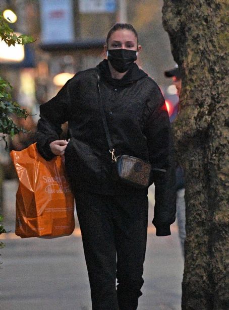 Zara McDermott – Is seen leaving Sainsbury’s in West London