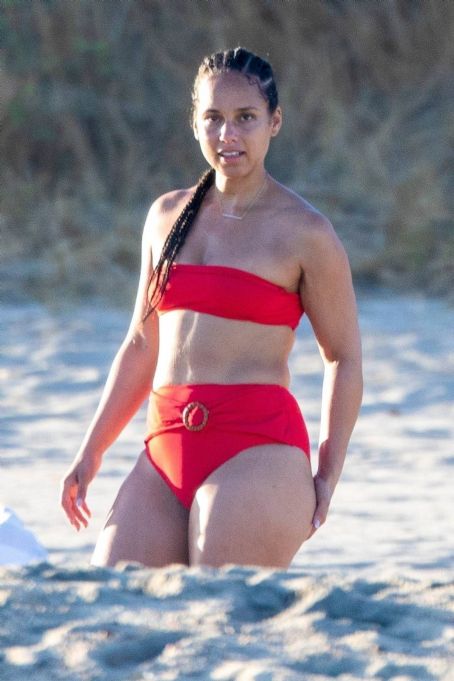 Alicia Keys – Spotted on a beach in Cabo San Lucas