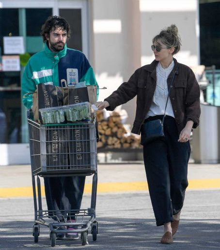 Elizabeth Olsen – Shopping at Erewhon Market in LA | Elizabeth Olsen