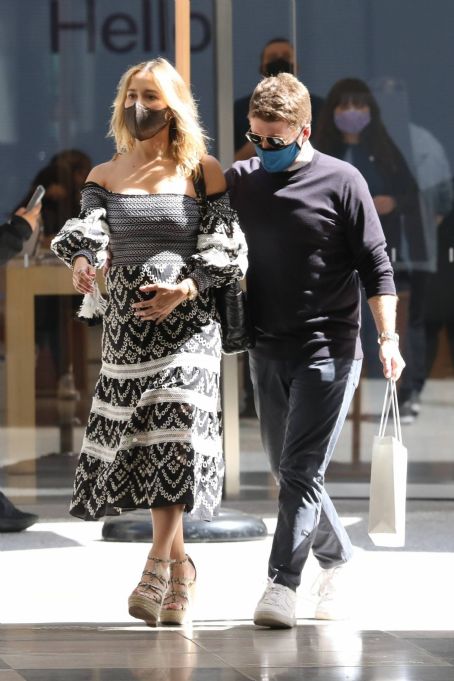 Zulay Henao – Shopping candids at the Apple Store in Beverly Hills
