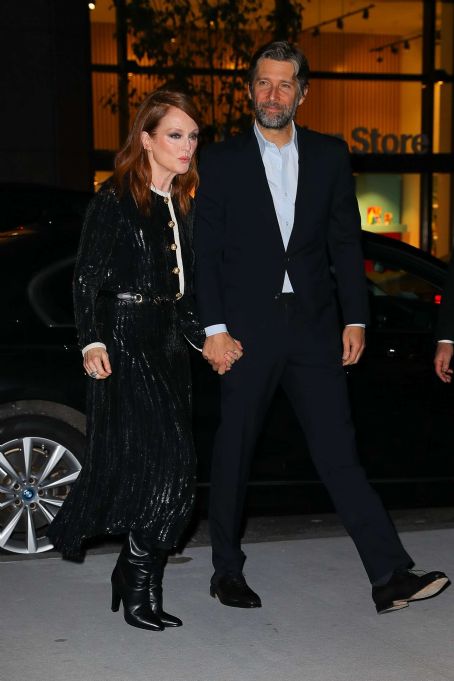 Julianne Moore and husband Bart Freundlich – Arriving at the WSJ ...