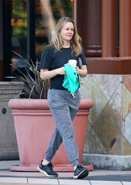 Alicia Silverstone makeup free in LA | Alicia Silverstone Picture