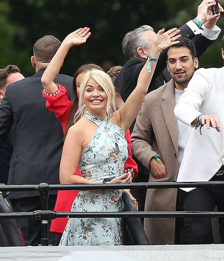 Nicole Scherzinger – With Holly Willoughby On an open top bus at the Platinum Jubilee Pageant