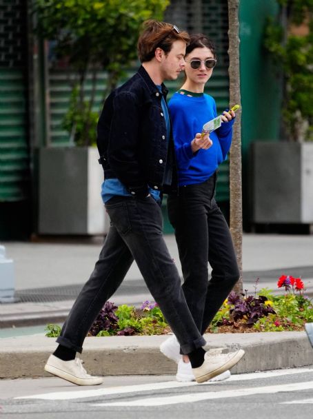 Natalia Dyer – Shopping in New York Picture - Photo of Natalia Dyer and