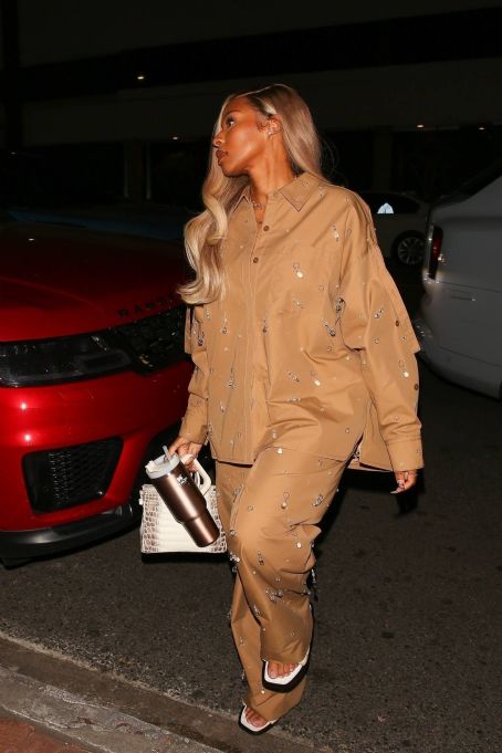 Savannah James – Seen at A.O.C restaurant in West Hollywood