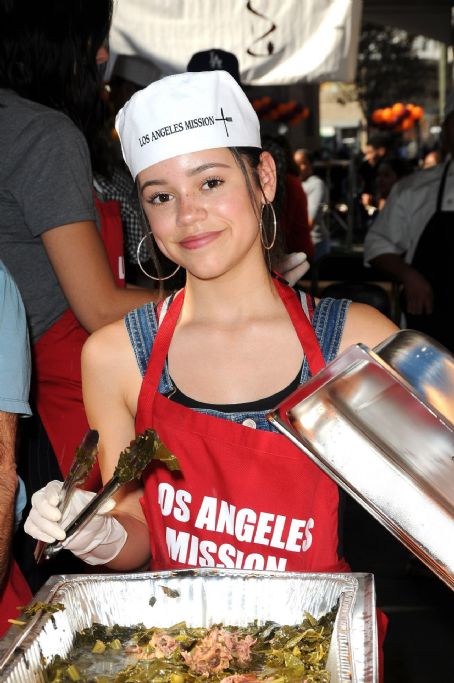 Jenna Ortega – Los Angeles Mission Thanksgiving Meal for the Homeless