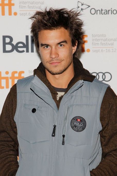 Who is Rob Mayes dating? Rob Mayes girlfriend, wife