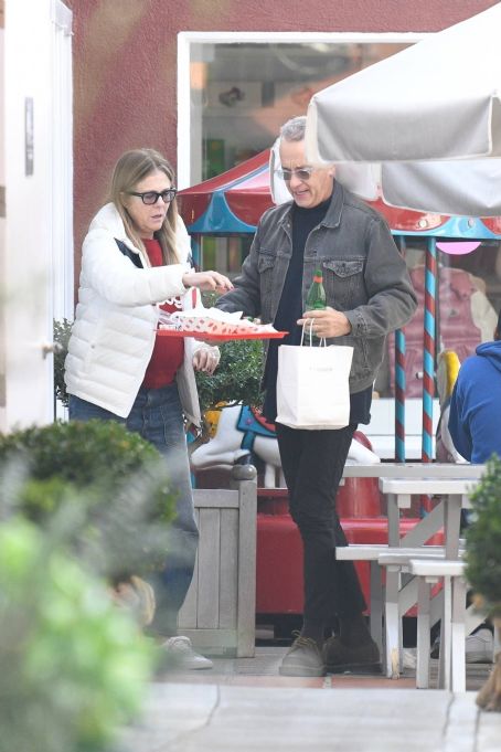 Rita Wilson – Shopping at Brentwood Country Mart