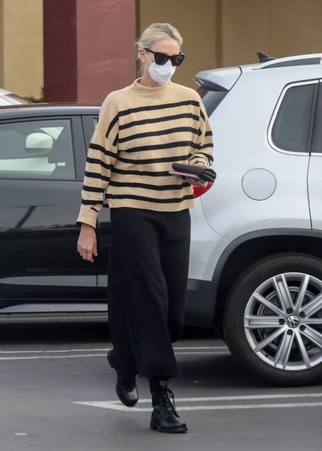 Charlize Theron – Shopping ahead of Christmas at Gelson’s Market in Studio City