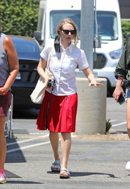 Amanda Seyfried – Pictured on the set of HULU’s ‘The Dropout’ in Los ...